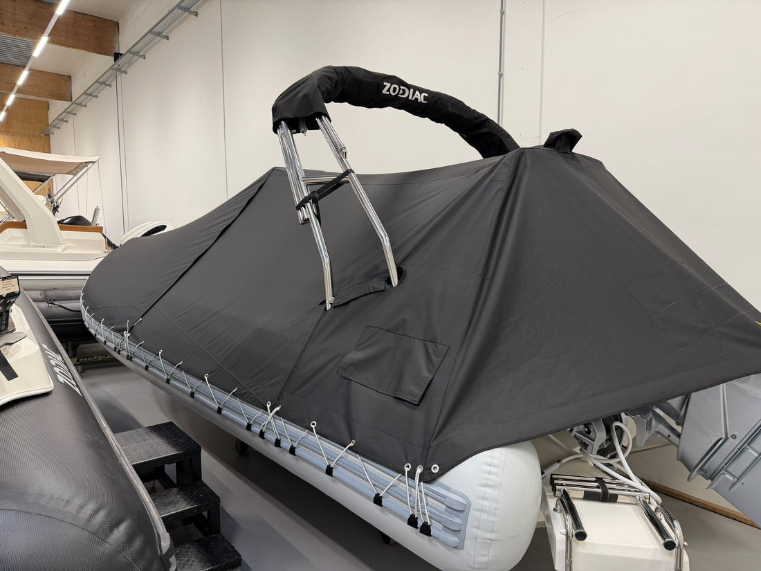 Zodiac Medline 6.8 afgedekt met een dekzeil voor de winterstalling
