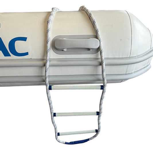 Zodiac zwemtrap Z69570 met drie treden aan een rubberboot bevestigd