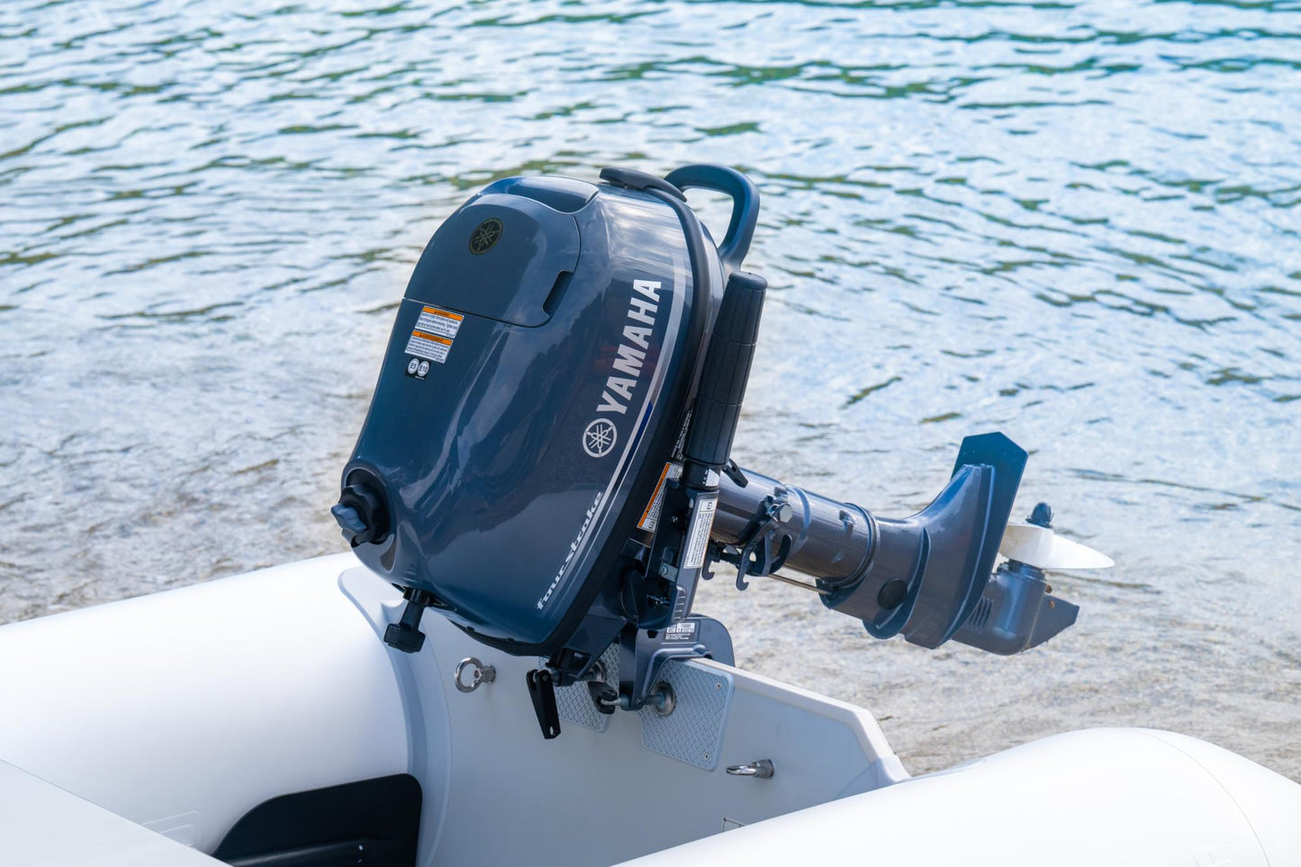 yamaha 4 pk buitenboordmotor gemonteerd op rubberboot