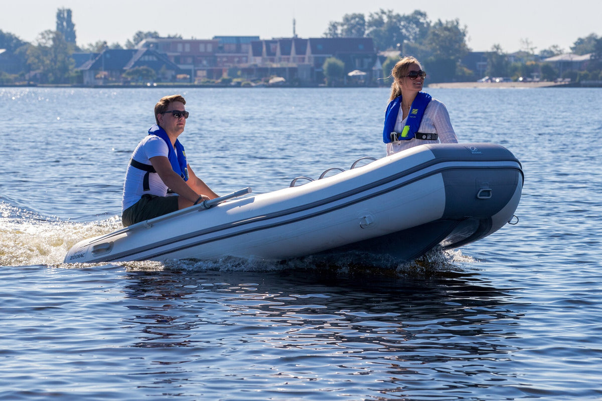 Zodiac Cadet 350 ALU rubberboot met aluminium vloer op het water