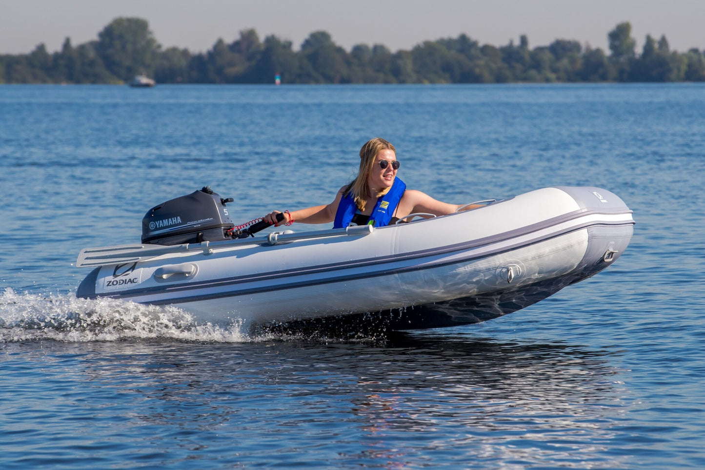 Zodiac Cadet 270 Aero rubberboot met opblaasbare luchtbodem op het water
