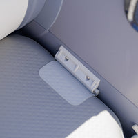 Detail van de H2P airdeck luchtbodem en bevestiging in een grijs-witte Zodiac Cadet AERO rubberboot