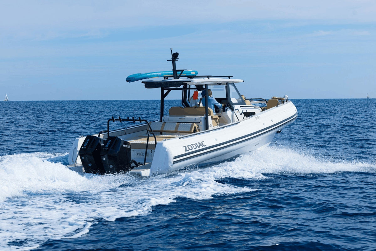 Zodiac X10CC high performance RIB op hoge snelheid varend over zee