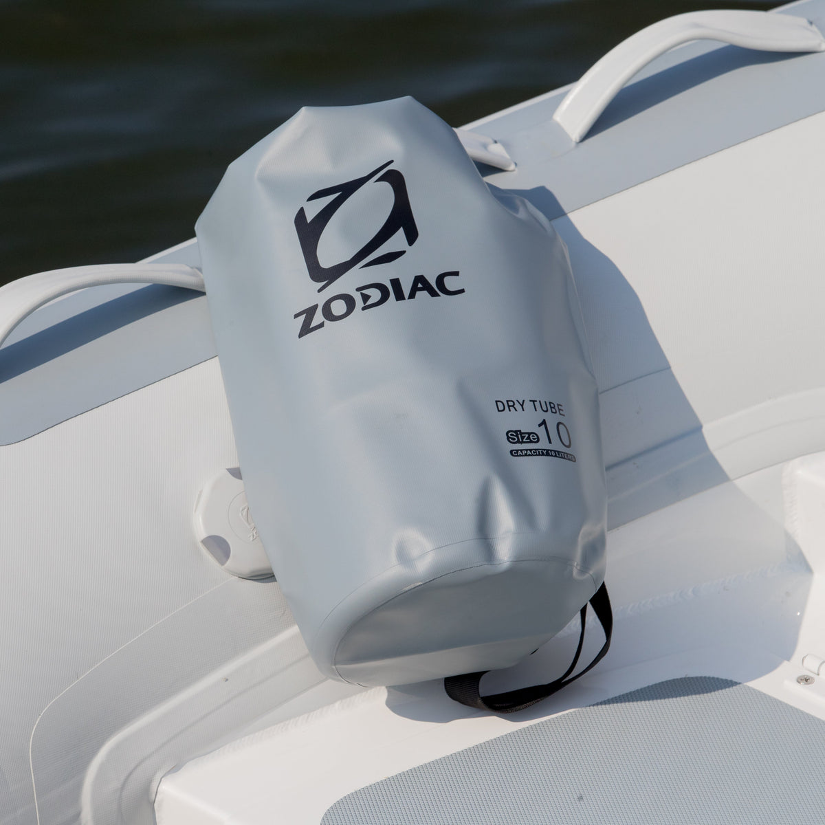 Waterdichte Zodiac drybag Z69569 van 10 liter in een rubberboot