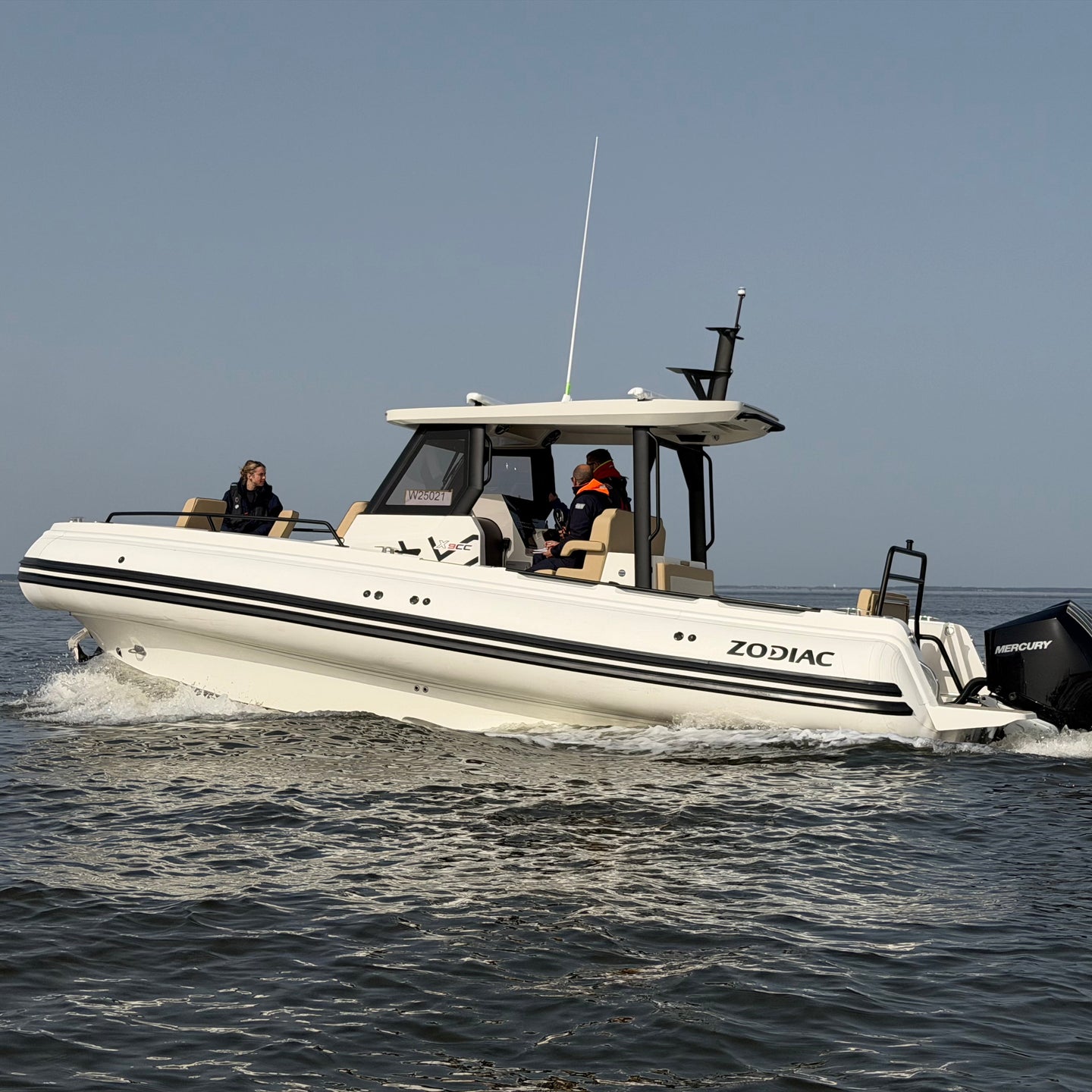 Zodiac X9CC 8,60 meter center console RIB met hardtop varend op het water