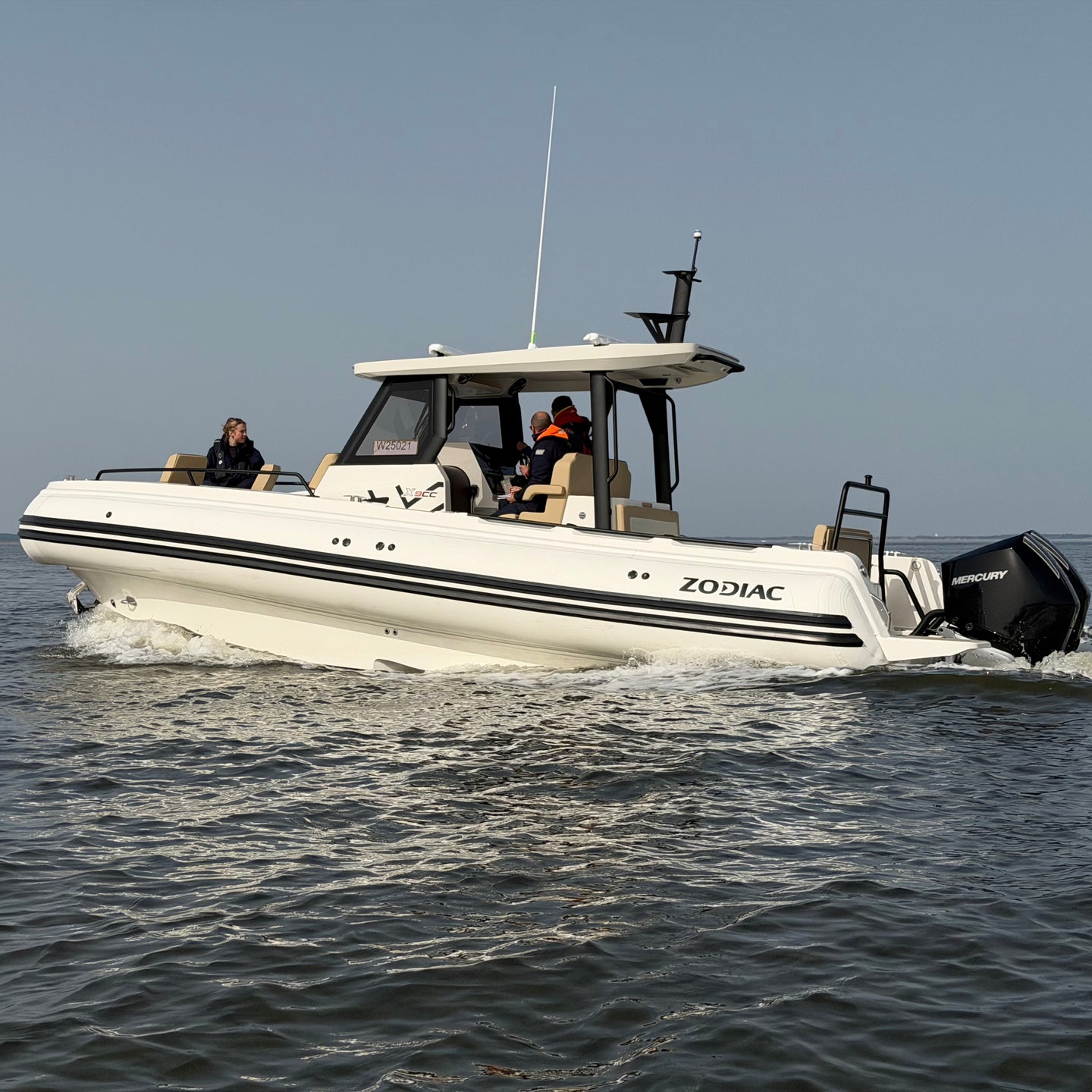 Zodiac X9CC 8,60 meter center console RIB met hardtop varend op zee