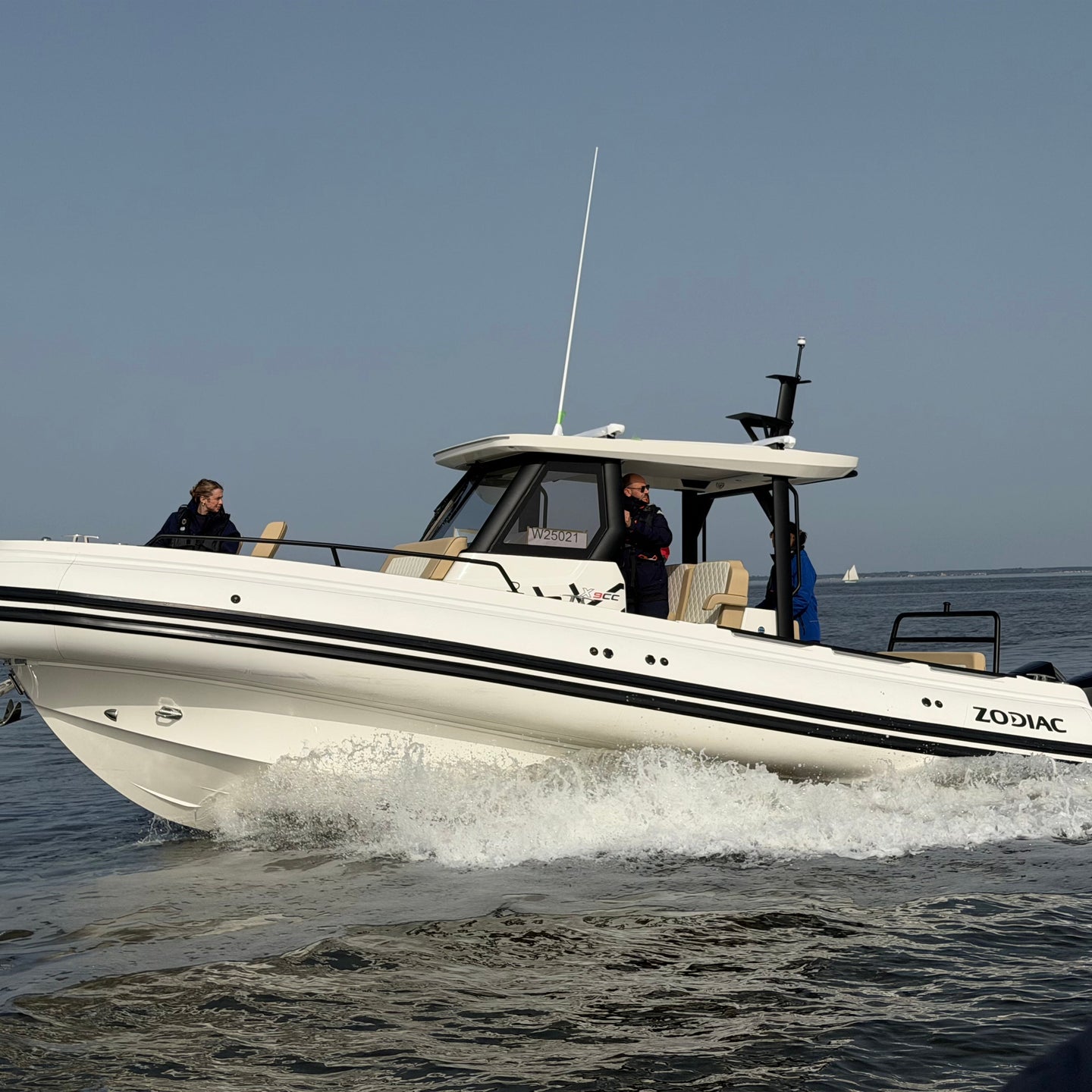 Zodiac X9CC 8,60 meter center console RIB met hardtop varend op snelheid