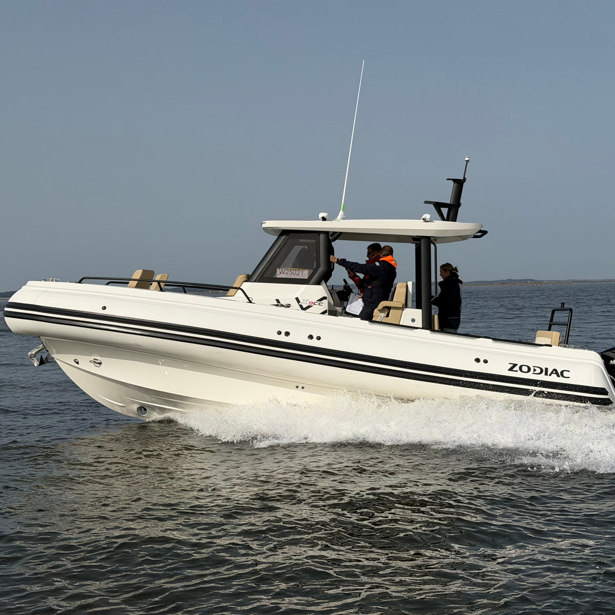 Zodiac X9CC 8,60 meter premium center console RIB met hardtop varend op zee