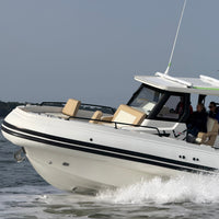 Zodiac X9CC 8,60 meter center console RIB met zonnedek en hardtop varend op zee