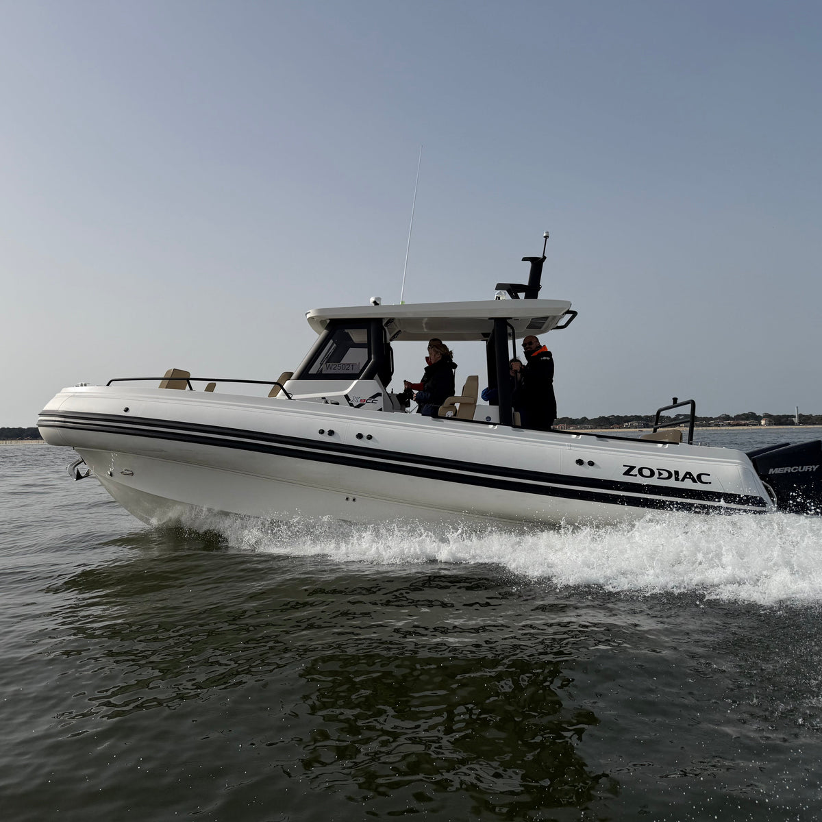 Zodiac X9CC premium center console RIB met hardtop en Mercury buitenboordmotor varend op zee