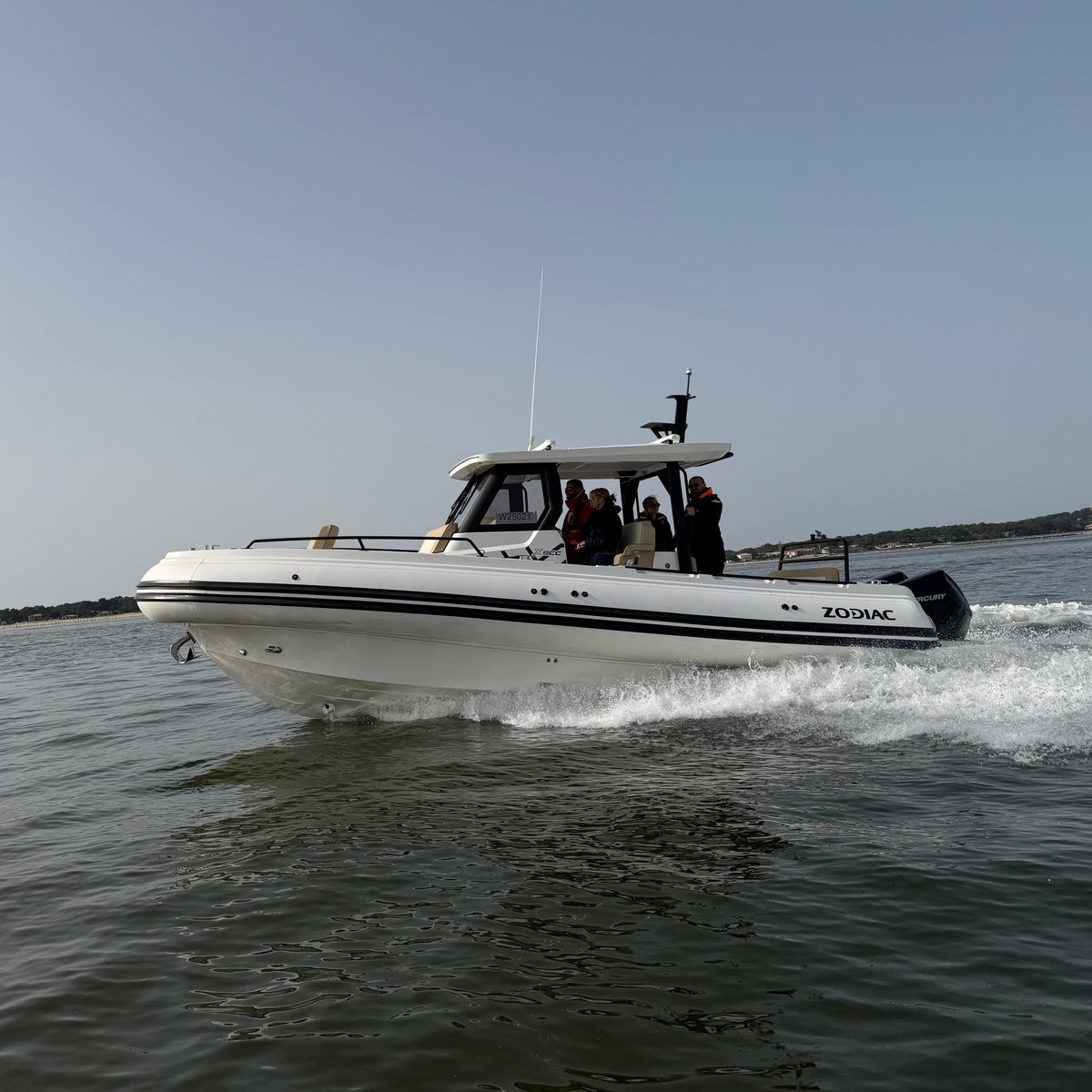 Zodiac X9CC premium center console RIB met hardtop en Mercury motor varend op zee