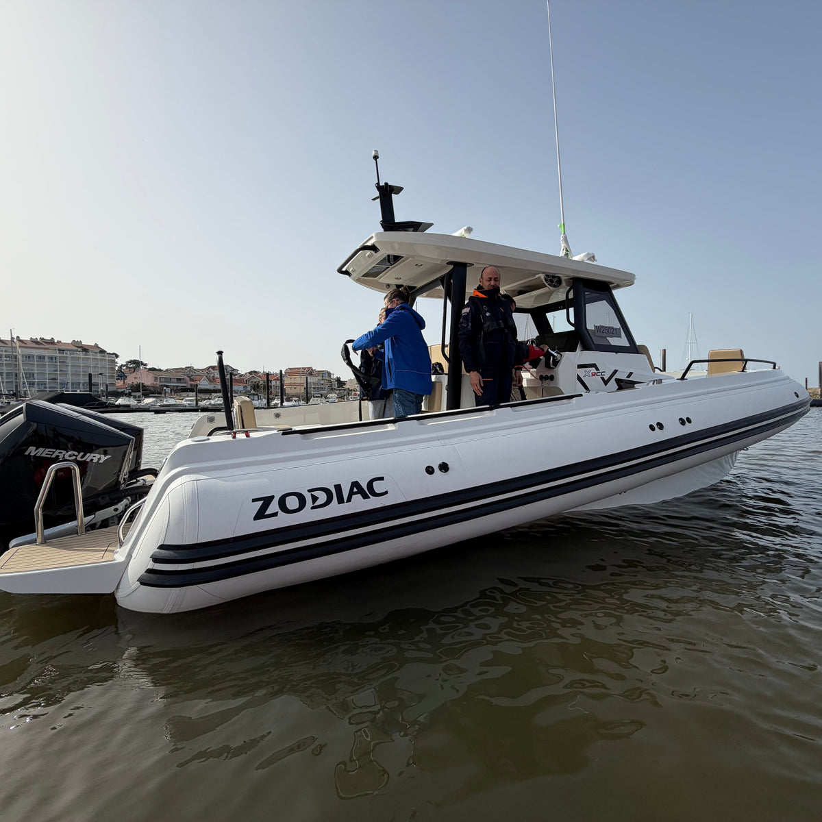 Zodiac X9CC 8,60 meter premium center console RIB met hardtop op het water