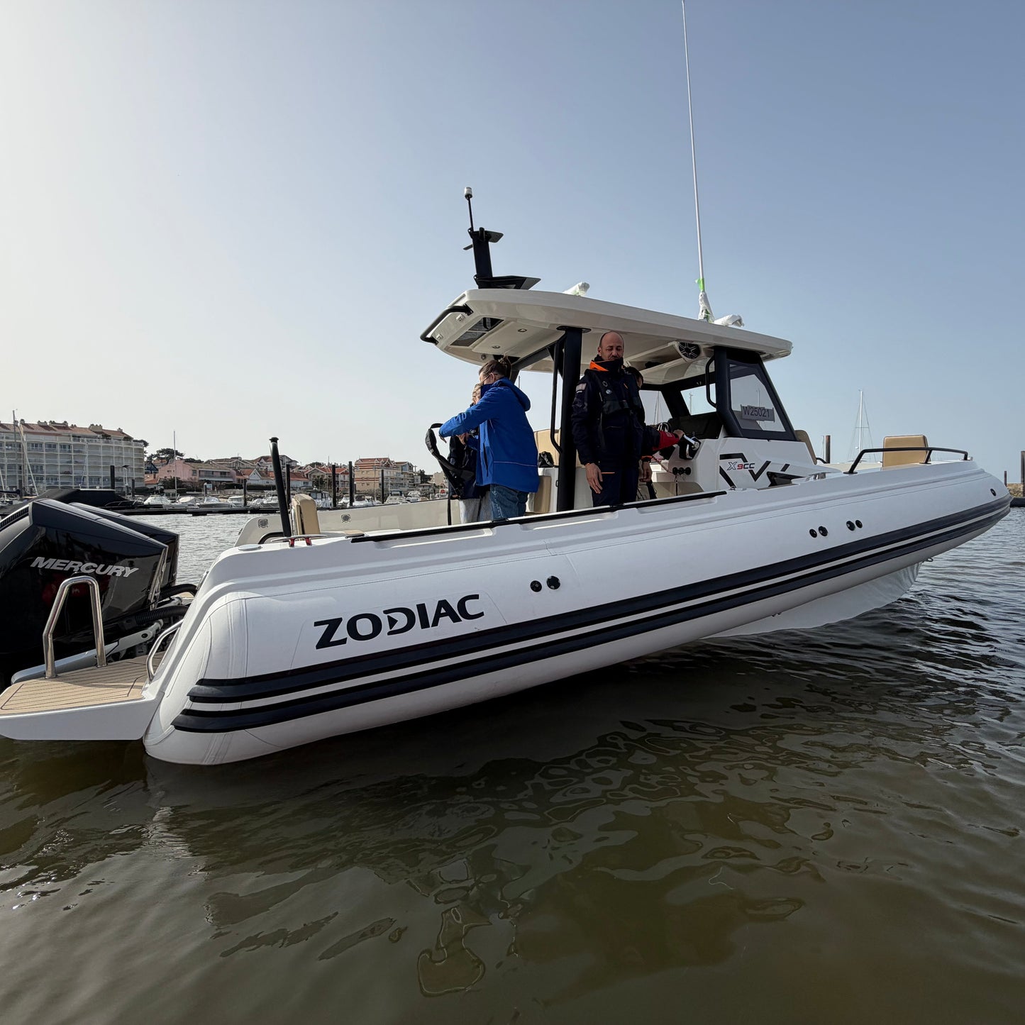 Zodiac X9CC 8,60 meter premium center console RIB met hardtop op het water