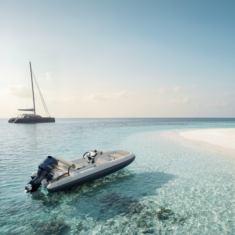 Zodiac Yachtline 4.0 luxe RIB tender bij strand met jacht op helder blauw water